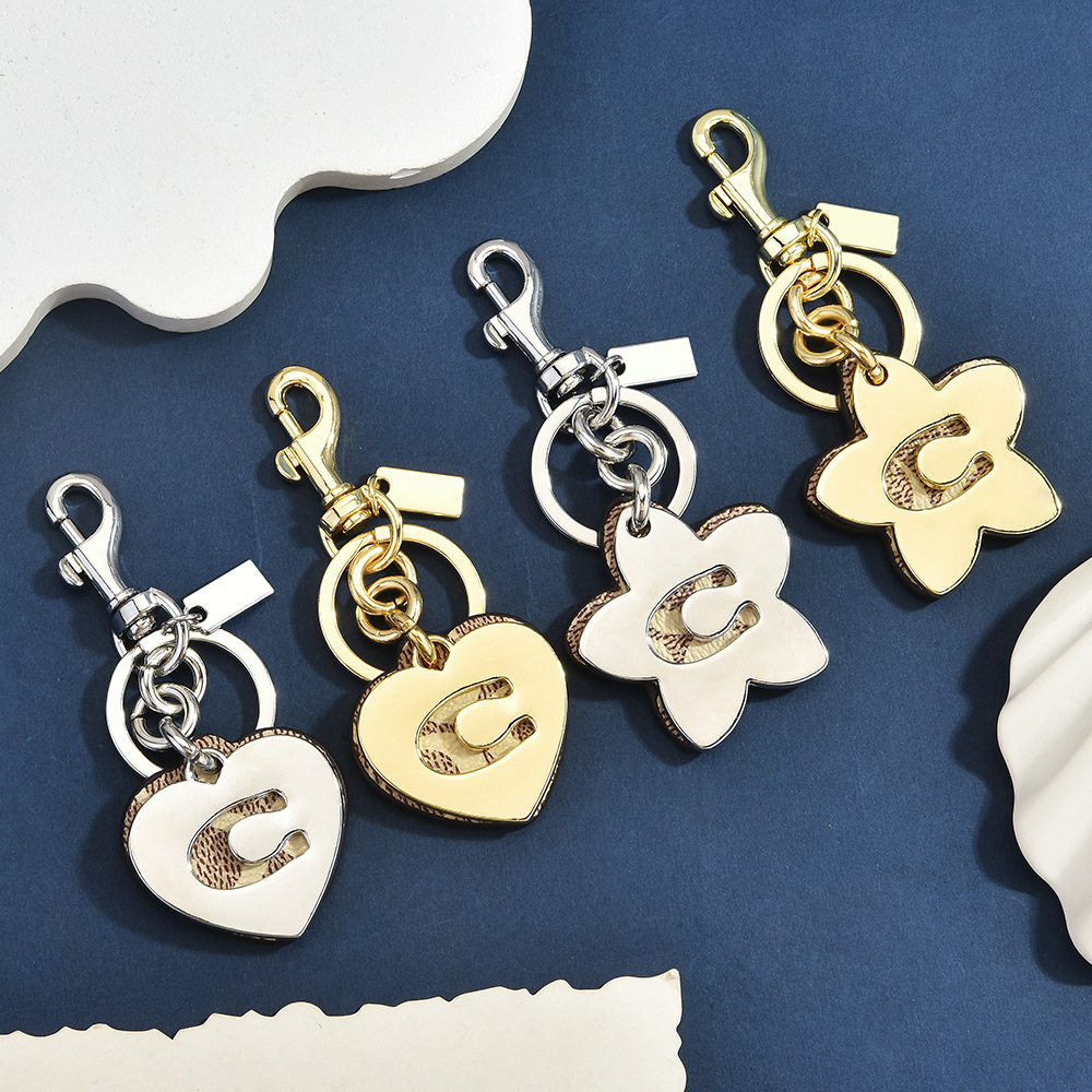 Monogram Keychain Leather - イニシャルCモノグラムバッグチャームキーホルダー、シグネチャーキャンバスレザーハートフラワーゴールドパースアクセサリー、バレンタインギフト、ブライズメイド向け