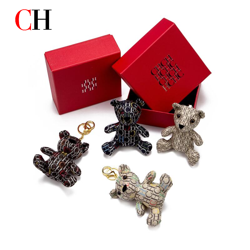 CHベアぬいぐるみキーホルダー、モノグラムプリントドールペン - Monogram Keychain Leather のレビューと価格