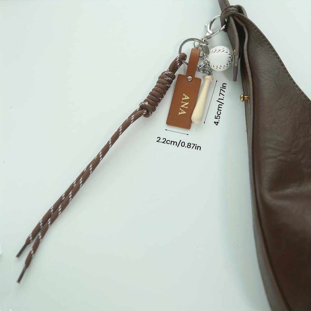 カスタマイズ可能な名前入りスポーツテーマキーチェーン、カラフ - Monogram Keychain Leather のレビューと価格